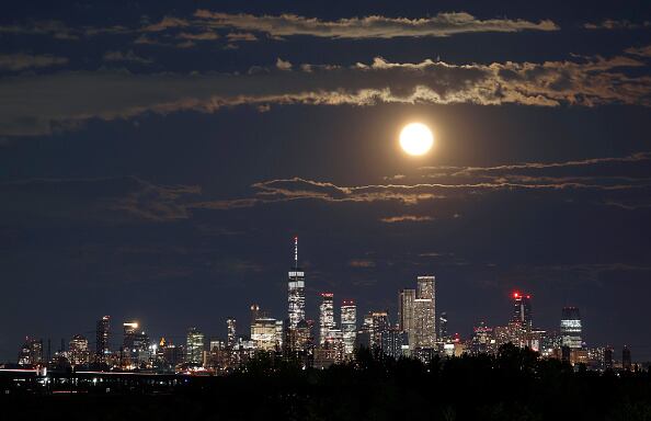 una Superluna ocurre cuándo la órbita de la Luna llena está más cerca a la Tierra, de tal manera que cuando esta aparece, luce más brillante y grande que una Luna llena normal, lo que la convierte en Superluna.