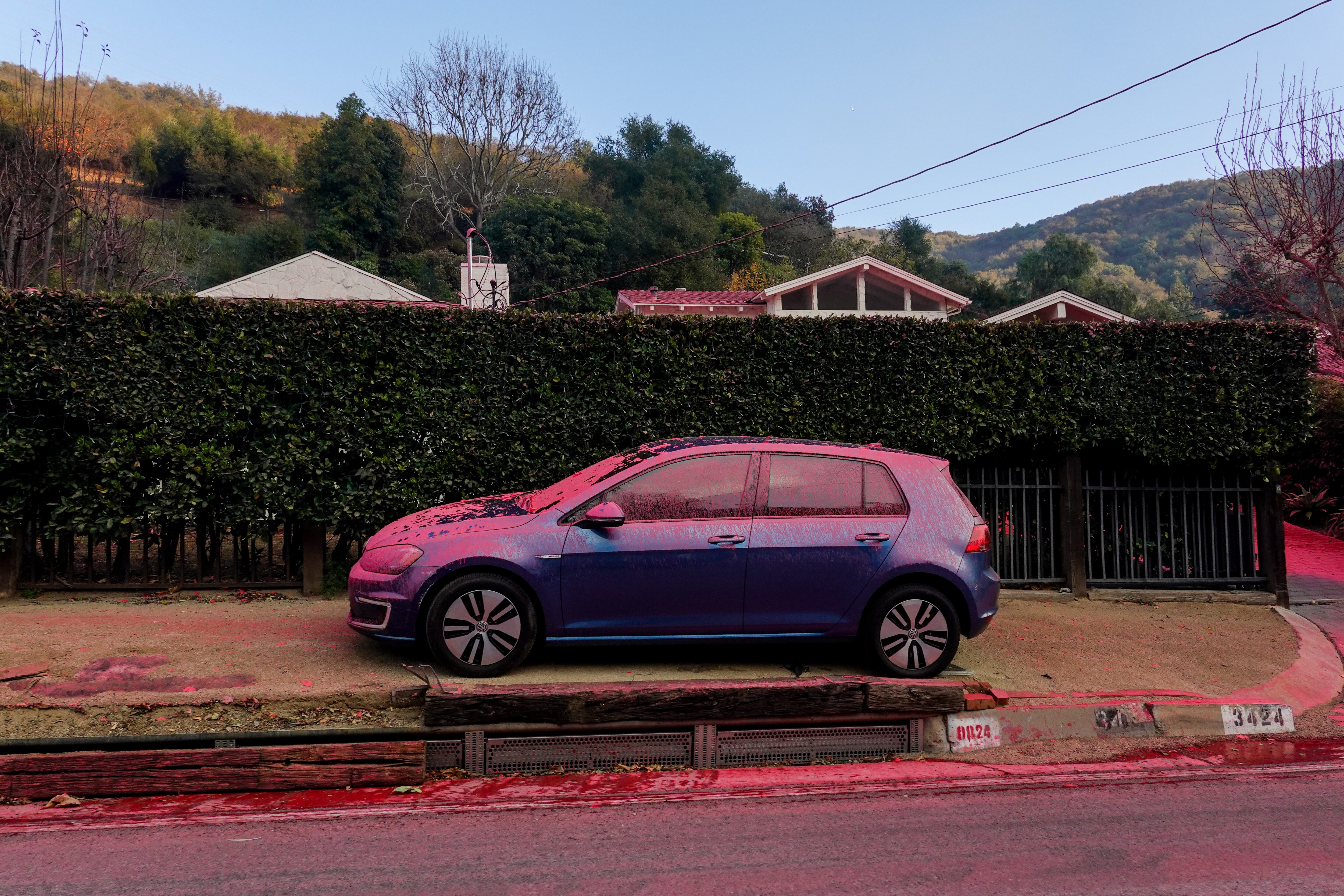 Este polvo, que parece más propio de un espectáculo aéreo, en realidad es un retardante de fuego utilizado por los equipos de emergencia para frenar la propagación de las llamas.