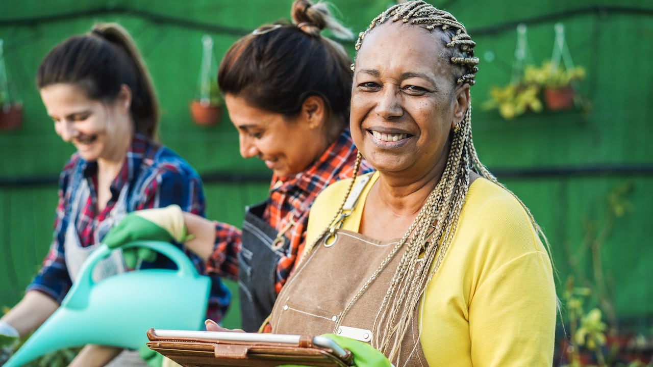 Las mujeres también enfrentan diversos obstáculos en otras áreas. En el sector de emprendimiento solo una de cada cinco economías exige criterios sensibles al género para los procesos de contratación pública, lo que significa que las mujeres quedan en gran medida excluidas de una oportunidad económica de 10 billones de dólares al año, según el Banco Mundial.