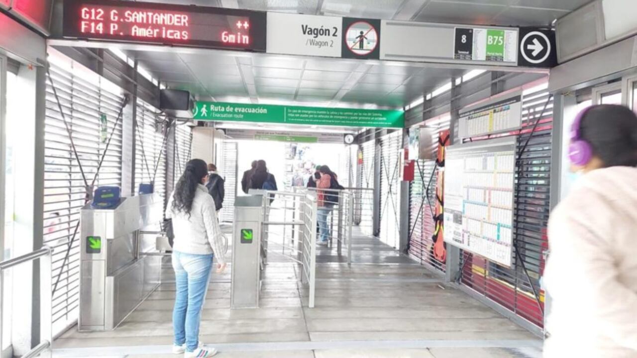 Las autoridades iniciaron las investigaciones para determinar las circunstancias en las que se presentó la muerte de una persona, luego de que fuera atropellado por un bus del sistema TransMilenio.