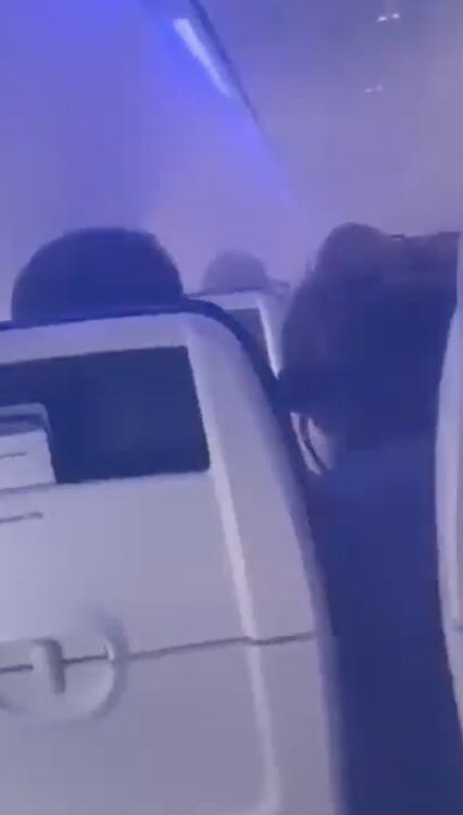 Eran 147 los pasajeros dentro de la aeronave que sufrió el incendio en una de sus turbinas