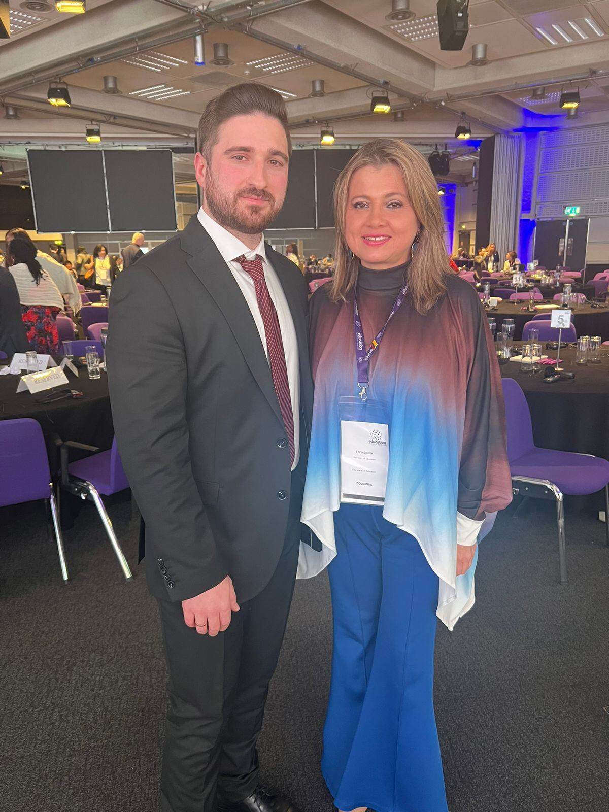 Secretaria Edna Bonilla con el ministro de Educación de Ucrania, Yevhen Kudriavets.