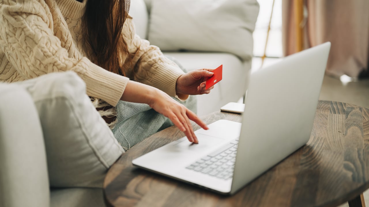 Viajera planificando su próxima aventura