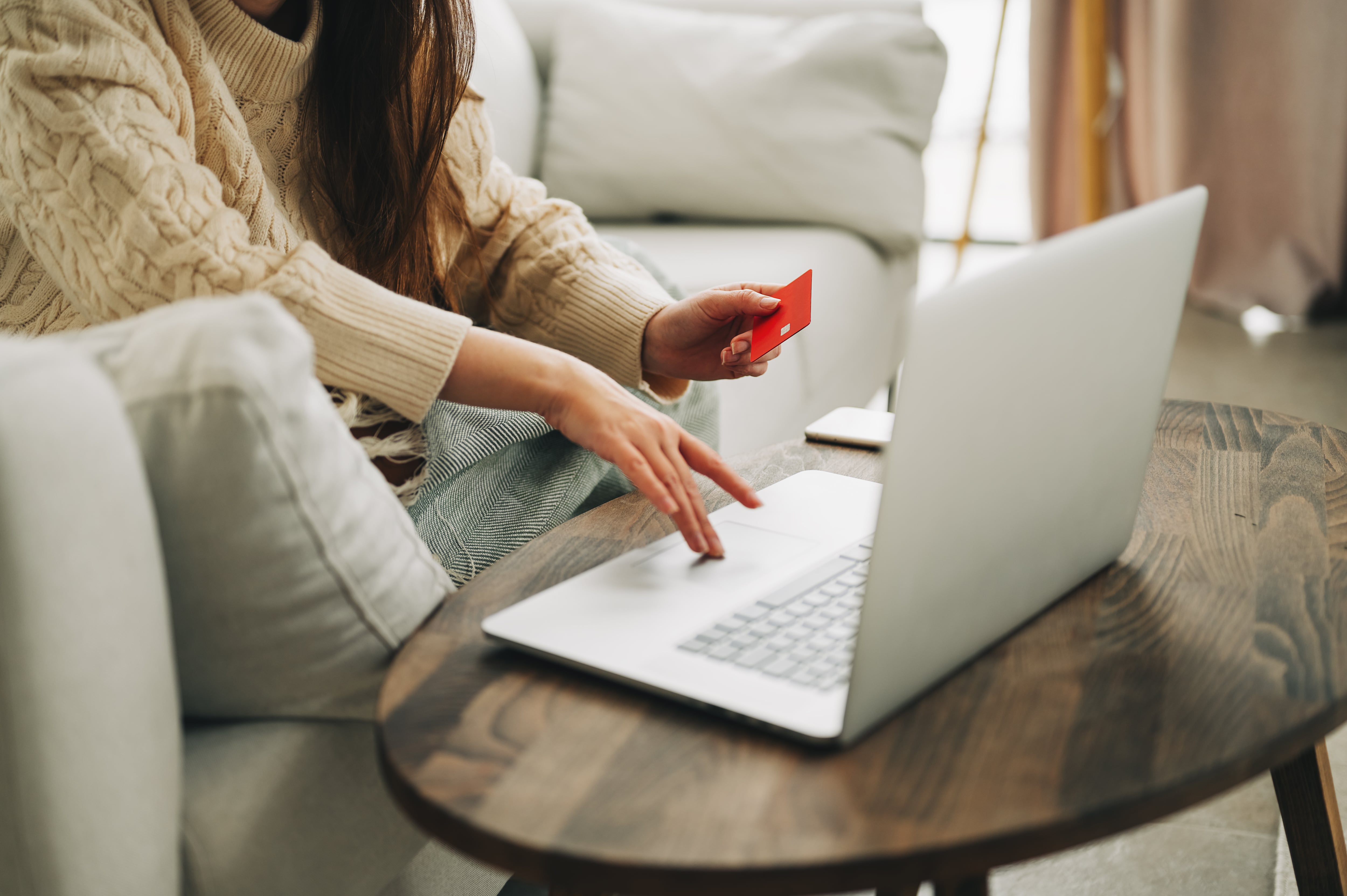 Viajera planificando su próxima aventura