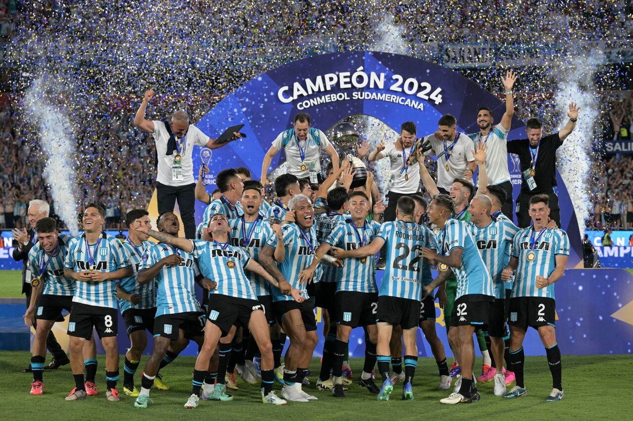 Los jugadores de Racing celebran con el trofeo tras ganar la final de la Copa Sudamericana de fútbol entre Racing de Argentina y Cruzeiro de Brasil en el estadio La Nueva Olla de Asunción el 23 de noviembre de 2024.