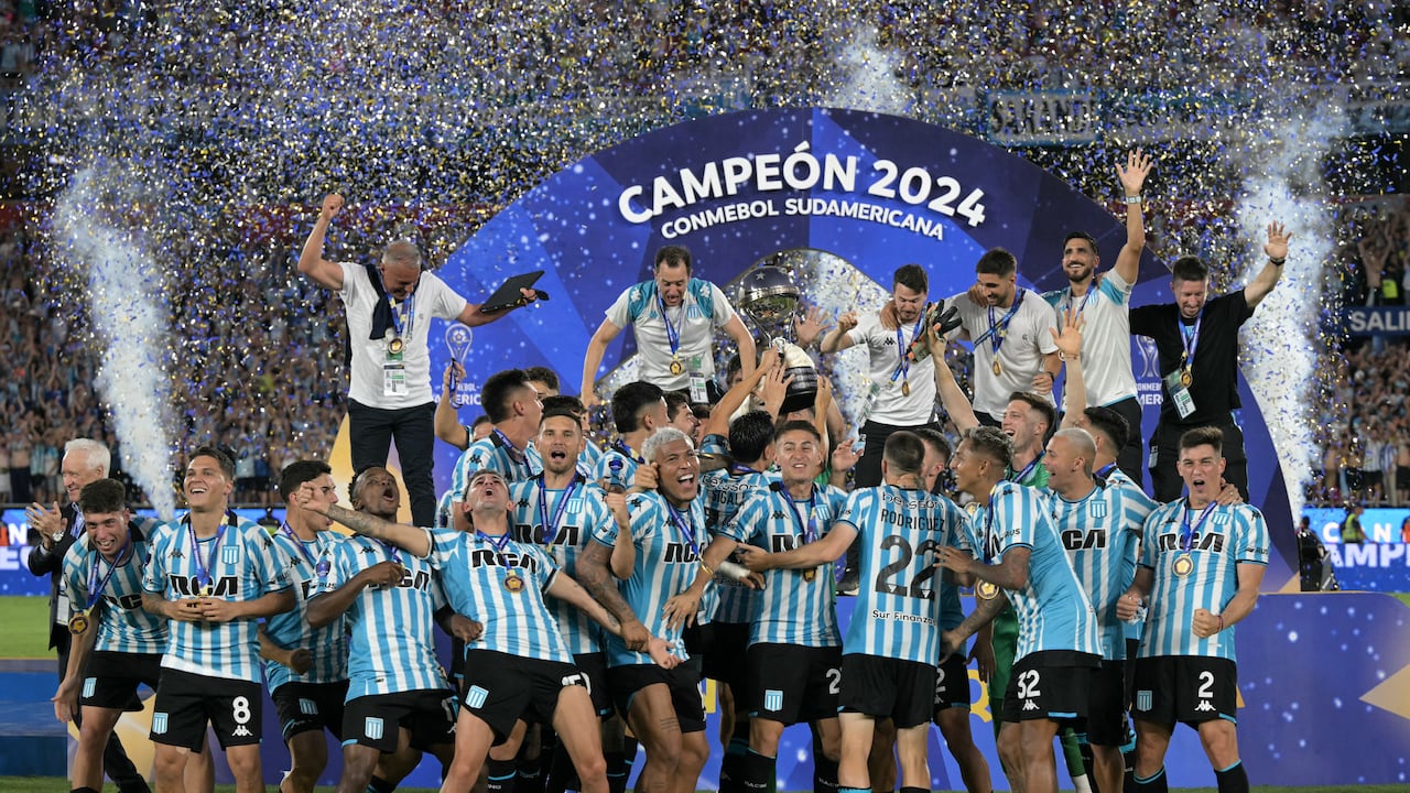 Los jugadores de Racing celebran con el trofeo tras ganar la final de la Copa Sudamericana de fútbol entre Racing de Argentina y Cruzeiro de Brasil en el estadio La Nueva Olla de Asunción el 23 de noviembre de 2024.