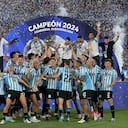 Los jugadores de Racing celebran con el trofeo tras ganar la final de la Copa Sudamericana de fútbol entre Racing de Argentina y Cruzeiro de Brasil en el estadio La Nueva Olla de Asunción el 23 de noviembre de 2024.