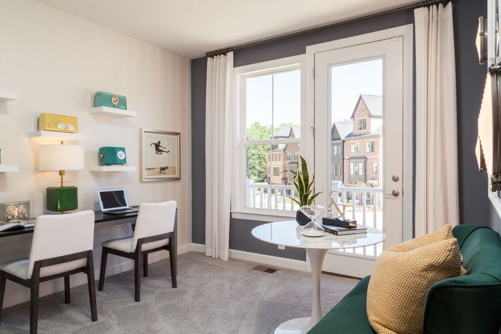 Oficina a nivel de dormitorio con balcón en el loft modelo Marymount en The Lofts at Pender Oaks el 16 de junio de 2021 en Fairfax Virginia. (Foto de Benjamin C Tankersley/Para The Washington Post vía Getty Images)