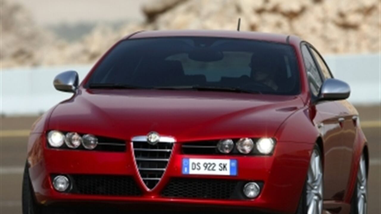 El 159 tiene numeroso equipamiento de seguridad: control de estabilidad, control de tracción, antibloqueo de frenos, reparto electrónico de frenada, faros bixenon, ocho airbags y asientos especiales contra latigazo cervical. Ha conseguido cinco estrellas en la prueba de protección a pasajeros adultos en choques de EuroNCAP.