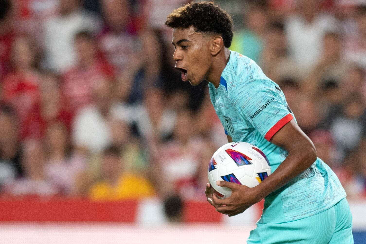 El delantero español del Barcelona #27 Lamine Yamal celebra tras marcar el primer gol de su equipo durante el partido de fútbol de la liga española entre el Granada FC y el FC Barcelona en el Nuevo Estadio de Los Carmenes de Granada el 8 de octubre de 2023. (Foto de JORGE GUERRERO / AFP)