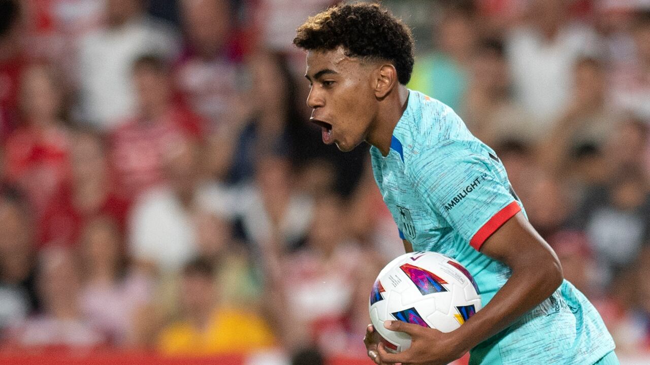 El delantero español del Barcelona #27 Lamine Yamal celebra tras marcar el primer gol de su equipo durante el partido de fútbol de la liga española entre el Granada FC y el FC Barcelona en el Nuevo Estadio de Los Carmenes de Granada el 8 de octubre de 2023. (Foto de JORGE GUERRERO / AFP)