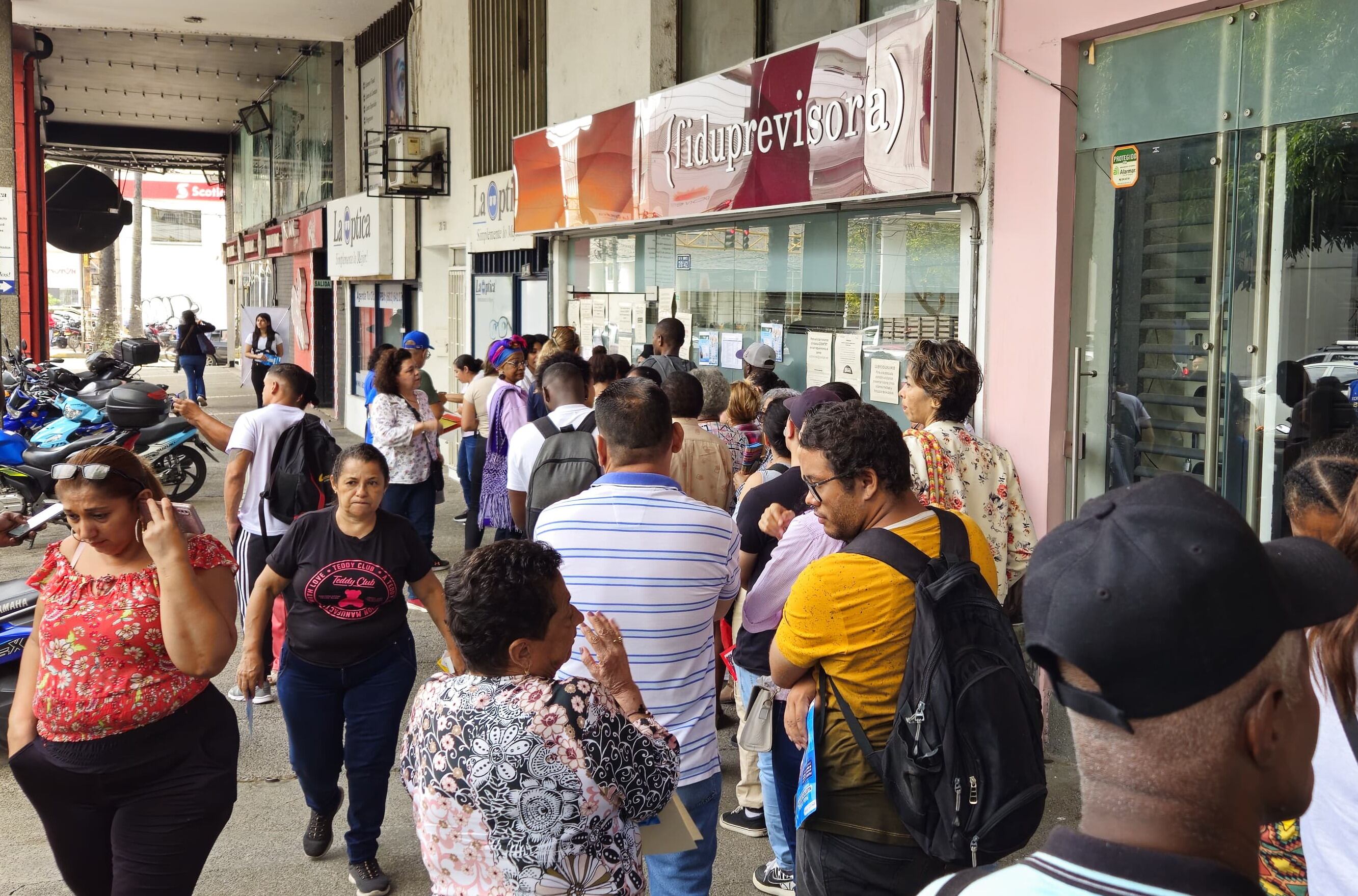 En las afueras del edificio de la Fiduprevisora, ubicado en el norte de Cali, se presentó una tensa situación por cuenta de un grupo de maestros que agolpó la entrada para solicitar medicamentos y la autorización de citas con especialistas.Fotos Raúl Palacios / El Pais / 21 de Mayo del 2023 Cali.