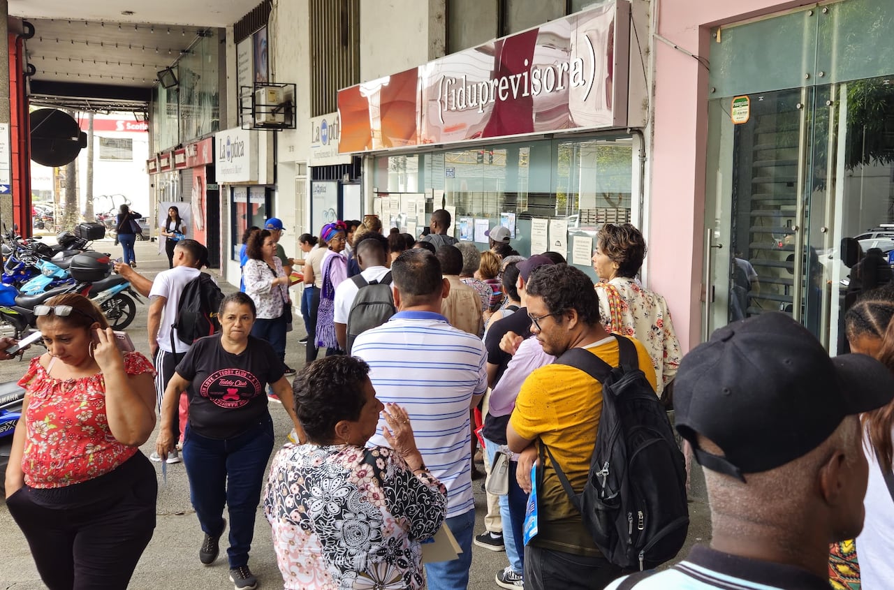 En las afueras del edificio de la Fiduprevisora, ubicado en el norte de Cali, se presentó una tensa situación por cuenta de un grupo de maestros que agolpó la entrada para solicitar medicamentos y la autorización de citas con especialistas.Fotos Raúl Palacios / El Pais / 21 de Mayo del 2023 Cali.