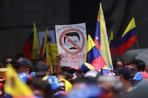 Venezolanos participando durante una manifestación en el Monumento a la Revolución en la Ciudad de México, para manifestarse contra el régimen de Nicolás Maduro y mostrar apoyo al candidato Edmundo González en las últimas elecciones en Venezuela. Personas de todo el mundo se unen a la gran protesta mundial contra Nicolás Maduro. (Foto de Carlos Santiago/Eyepix Group/LightRocket vía Getty Images)