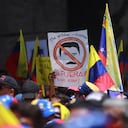 Venezolanos participando durante una manifestación en el Monumento a la Revolución en la Ciudad de México, para manifestarse contra el régimen de Nicolás Maduro y mostrar apoyo al candidato Edmundo González en las últimas elecciones en Venezuela. Personas de todo el mundo se unen a la gran protesta mundial contra Nicolás Maduro. (Foto de Carlos Santiago/Eyepix Group/LightRocket vía Getty Images)
