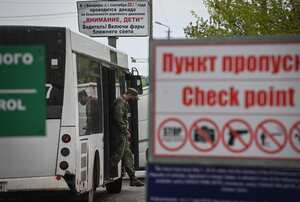 Un militar de Transnistria se baja de un autobús después de revisar a los pasajeros que ingresan a la autoproclamada "República moldava de Transnistria" en el punto fronterizo de Varnita con Moldavia el 28 de abril de 2022 (Foto de Daniel MIHAILESCU / AFP)