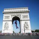 El grupo a su paso por el arco del Triunfo en París etapa final