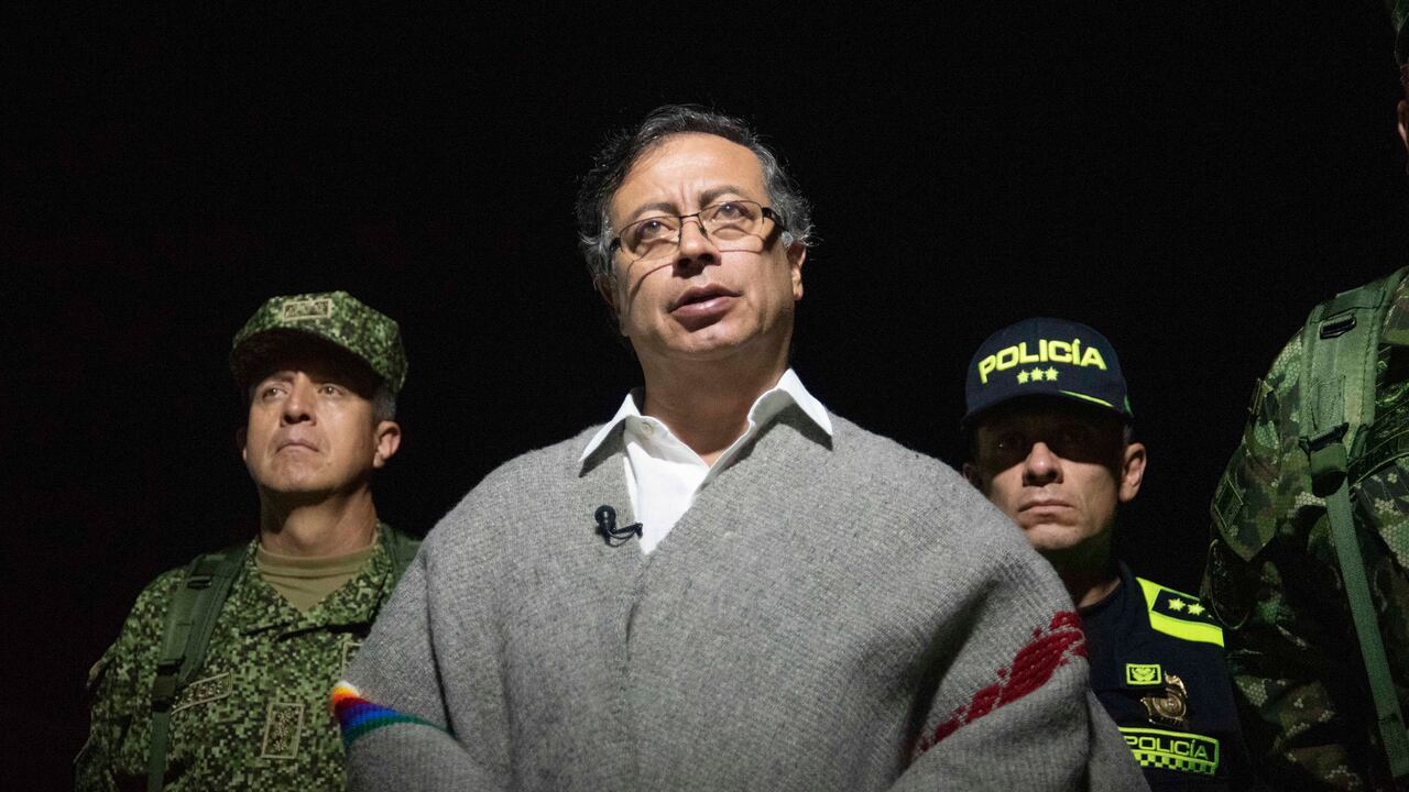 El Presidente manifestó que para enfrentar el reclutamiento forzado el Estado debe actuar. Así que anuncio que se hará una fuerte política social en el Cauca, “ligada a una mayor capacidad del Ejército en el control del territorio”.
Fotografías: Andrea Puentes-Presidencia