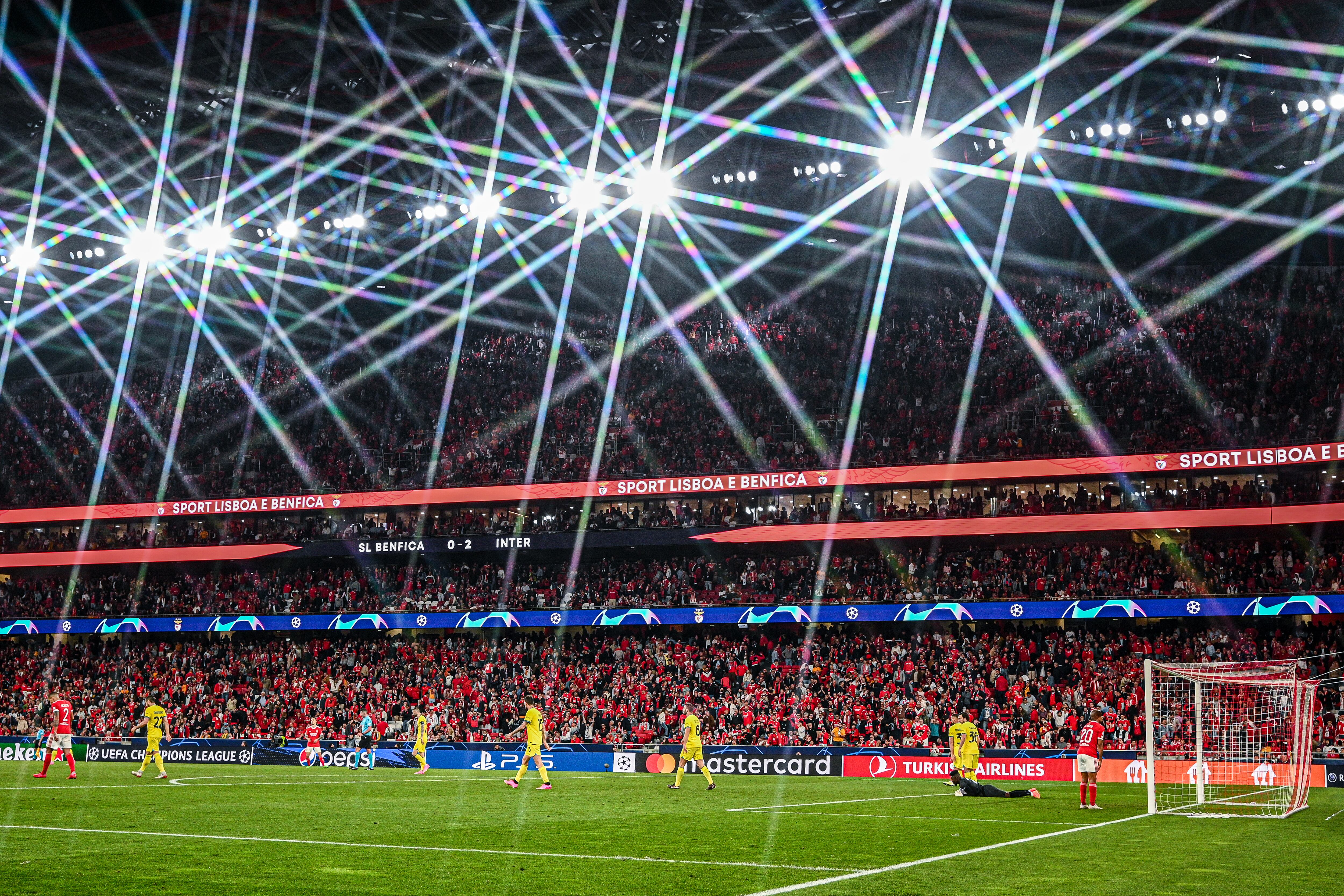 Panorámica del estadio da Luz en el juego por UCL.