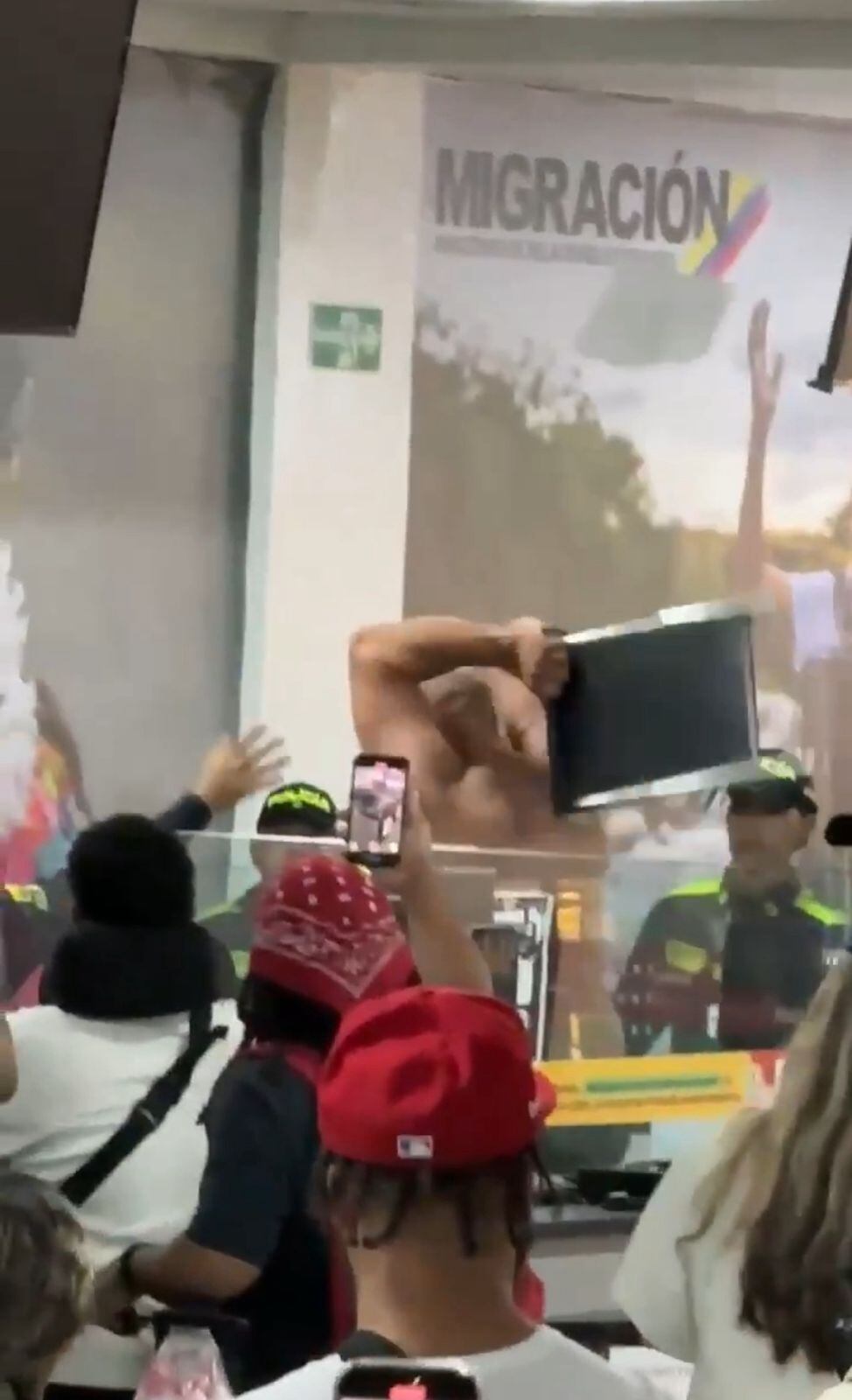 Turista que protagonizó escándalo en aeropuerto de Cartagena fue denunciado por daño en bien ajeno.