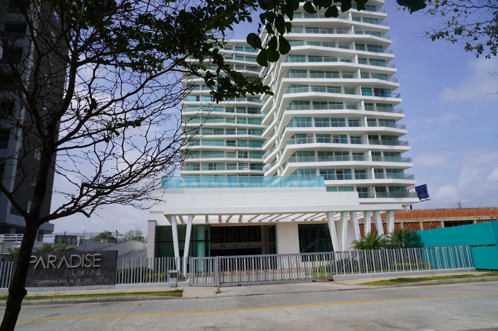El edificio está ubicado en la carrera 30ª N. 1B-245 de Puerto Colombia.