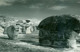 Se cree que una sociedad agrícola talló las estatuas que adornan las tumbas hace más de 1.000 años, pero todavía no se sabe a ciencia cierta por qué desapareció. 