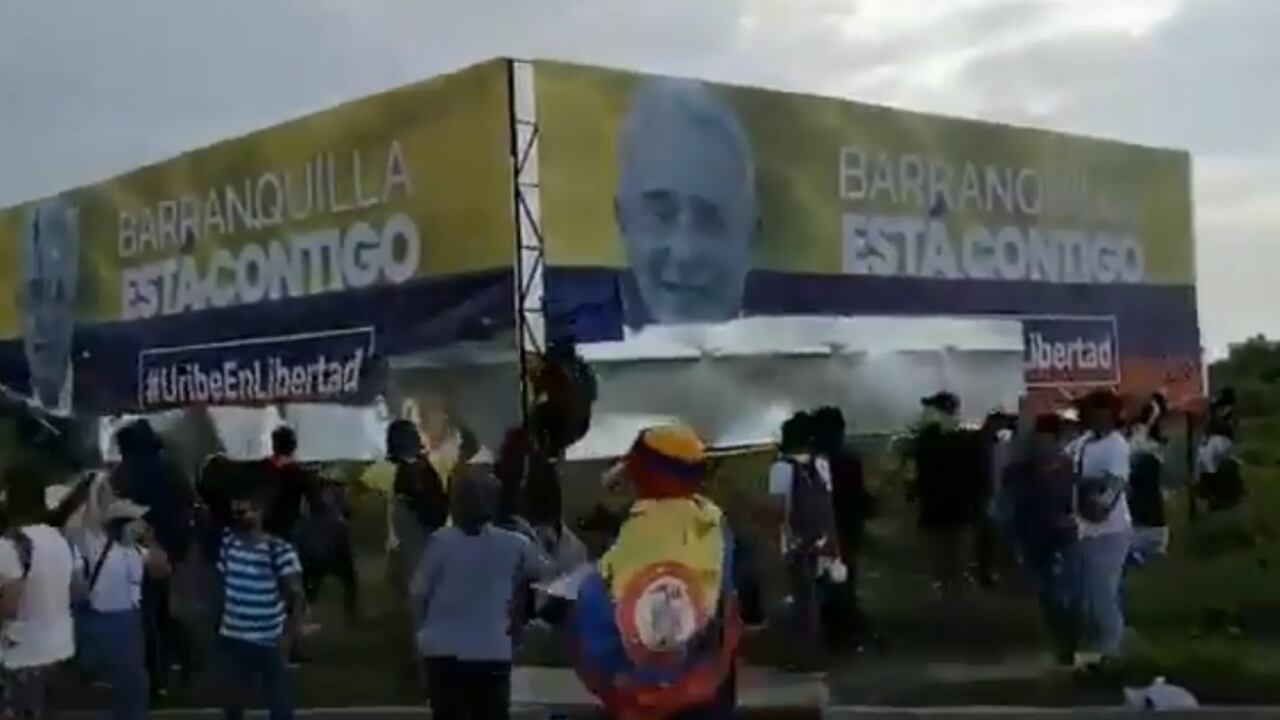 Dos vallas de apoyo al expresidente Uribe fueron destruidas en Barranquilla.