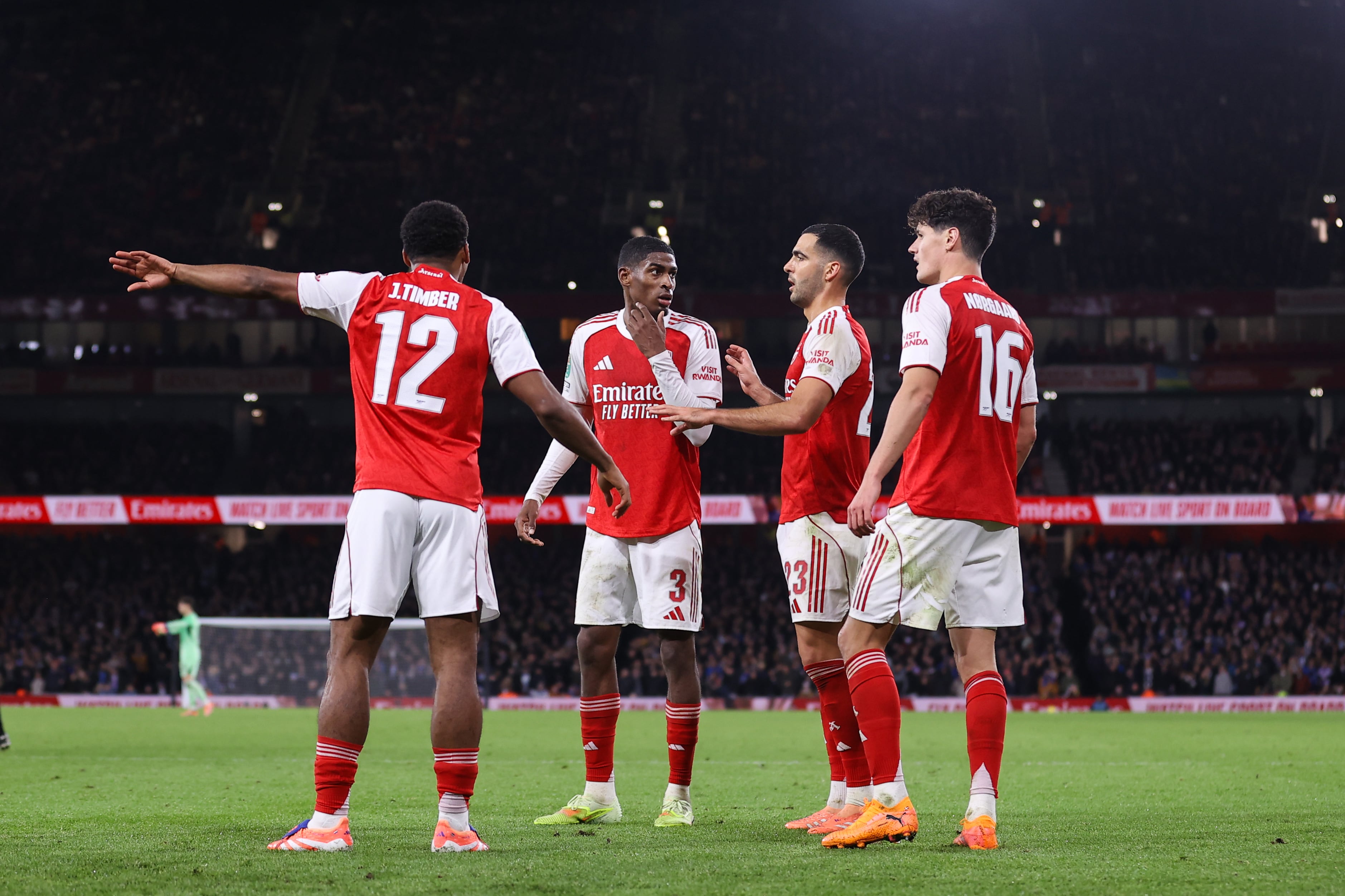 Christian Mosquera charla con sus compañeros del Arsenal durante el juego ante el Brighton.
