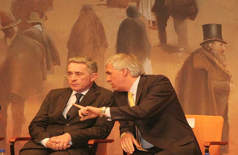 Samuel Moreno junto a el expresidente Álvaro Uribe en la inauguración del centro cultural Julio Mario Santo Domingo.