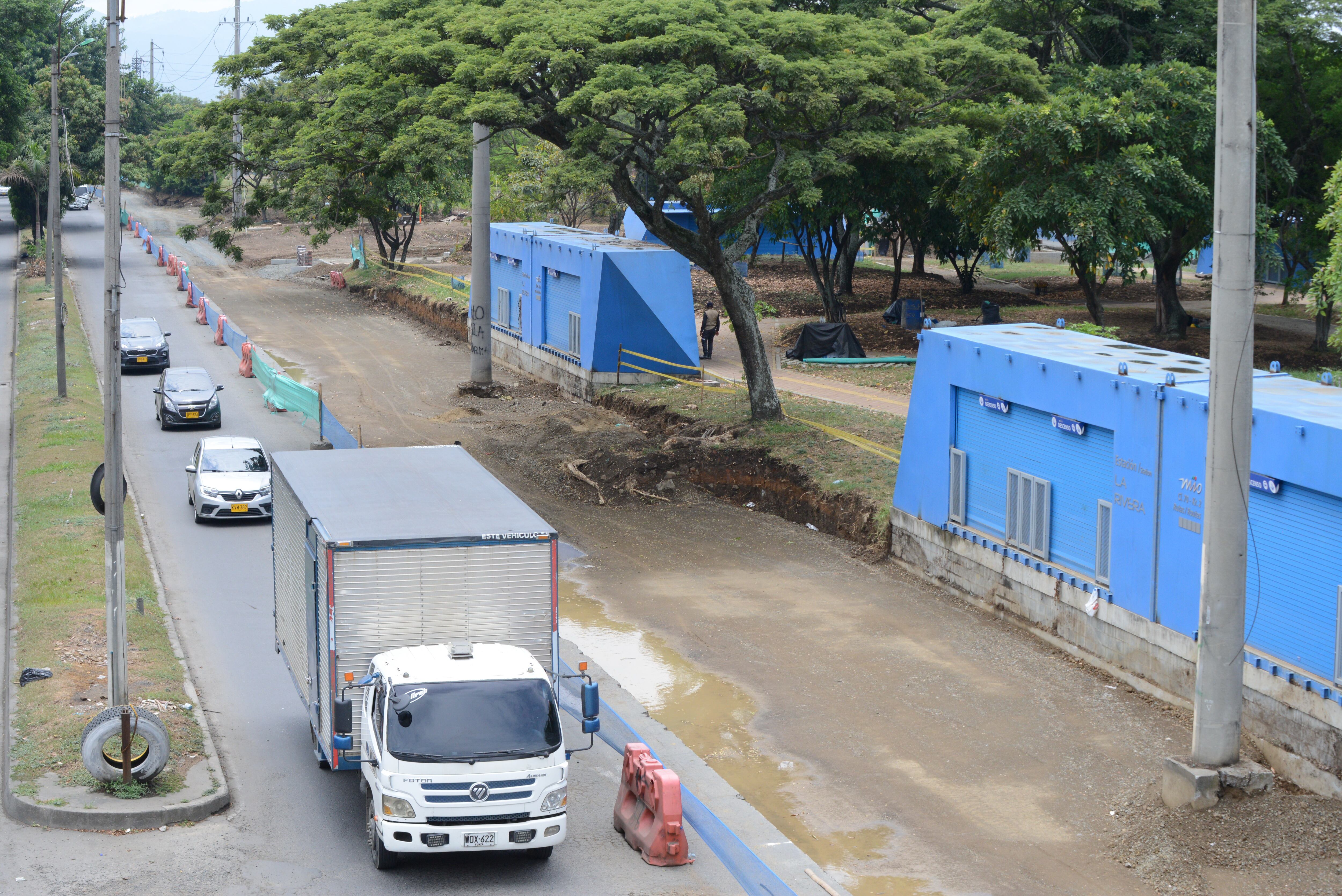 Cali Obras en la Troncal Oriental del Cali Obras en la Troncal Oriental del Masivo Integrado de Occidente (MIO) es la obra de infraestructura más grande del sistema de transporte de Cali, que se construye actualmente sobre la autopista Simón Bolívar. foto José L Guzmán. El País. agosto15-23