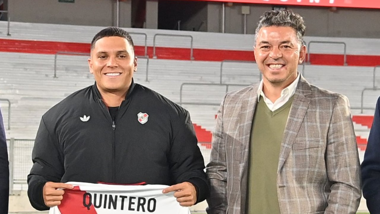 Juan Fernando Quintero en su presentación junto a Marcelo Gallardo