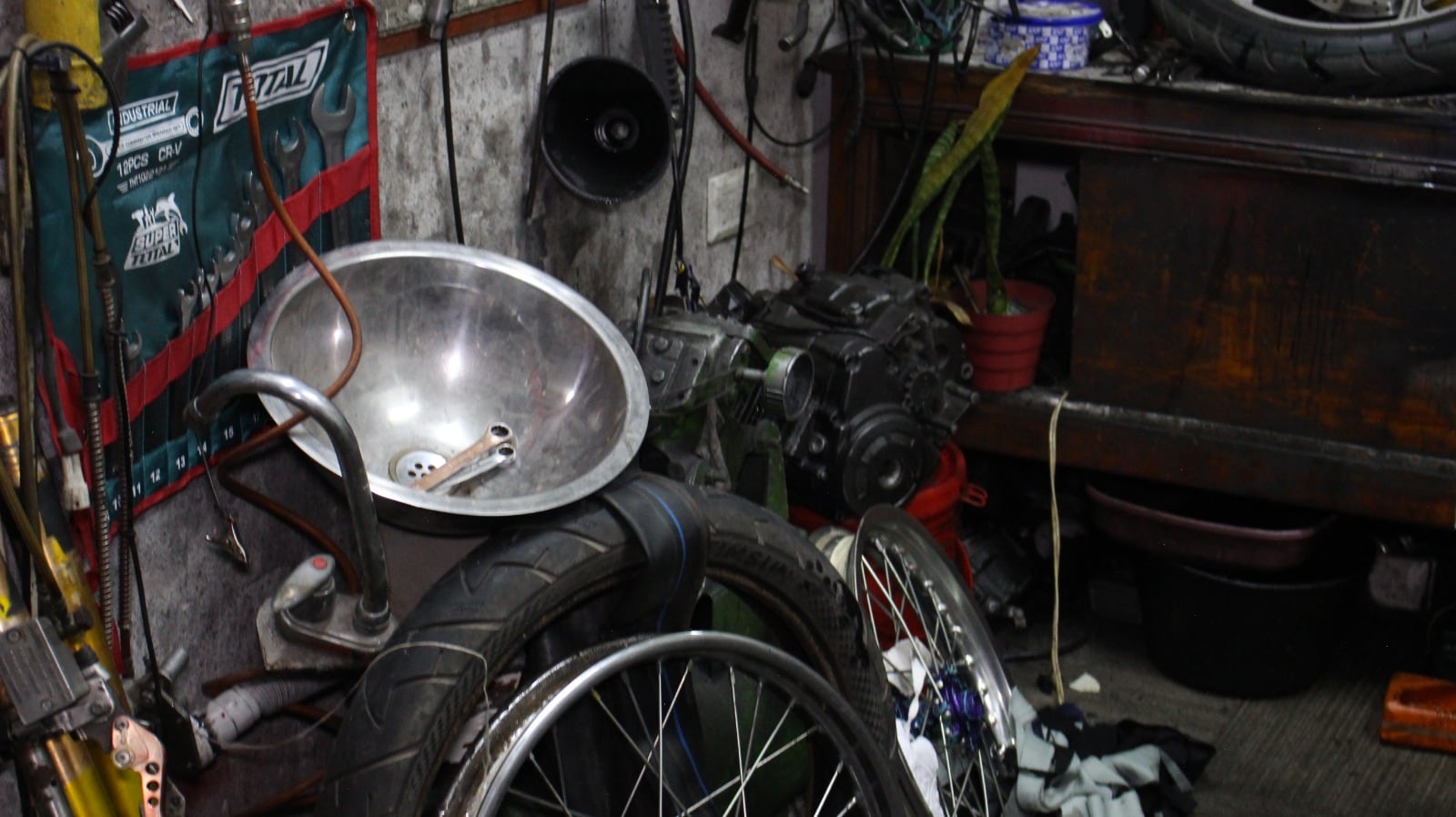 La moto y el motor fueron incautados por las autoridades.