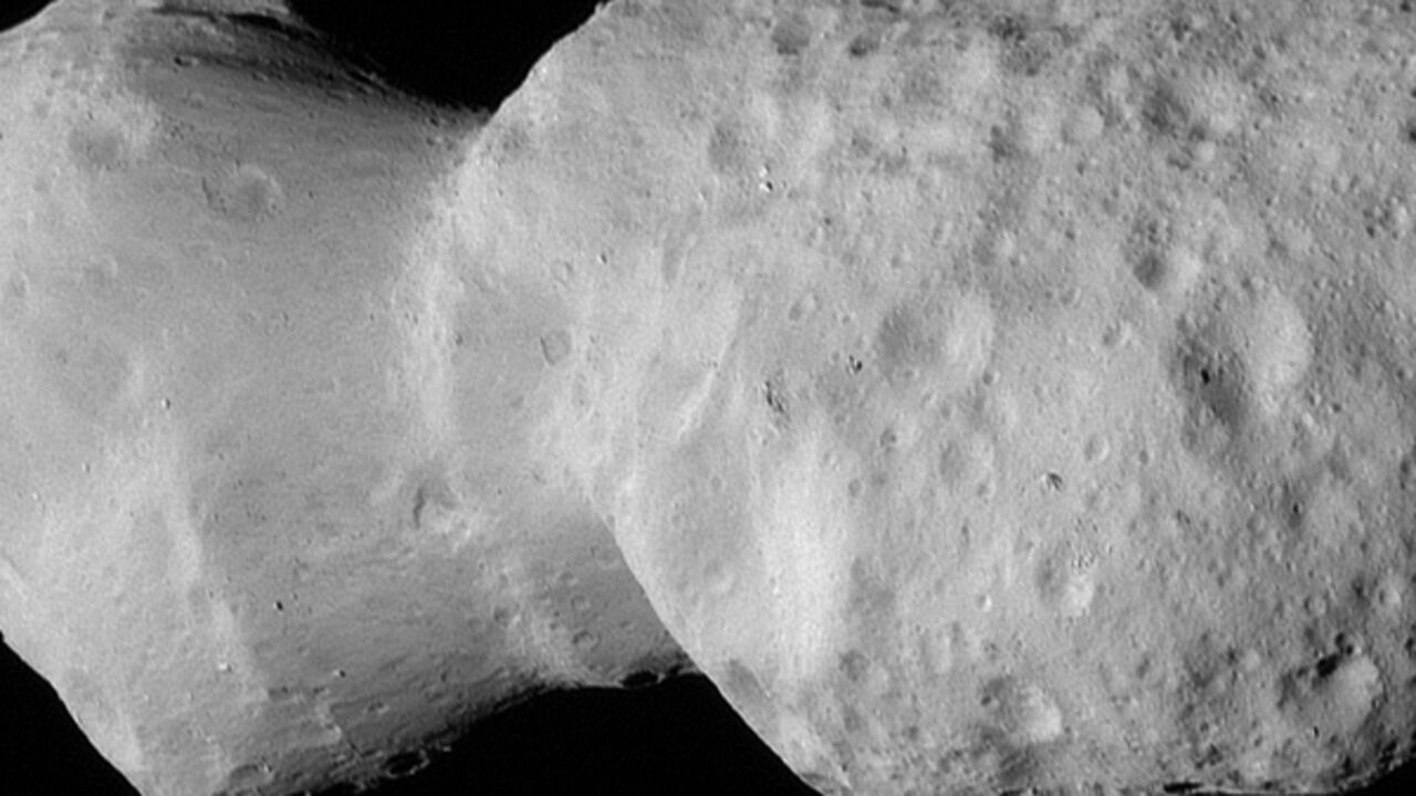 La NASA reveló detalles de Donaldjohanson, un asteroide de forma singular que parece producto de una colisión.