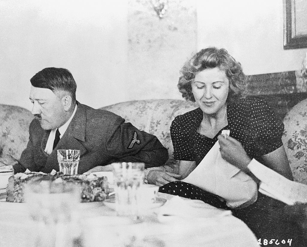 Berlín, Alemania: Una fotografía de Eva Braun con Adolf Hitler en la mesa del comedor. Esta fotografía, publicada por el Cuerpo de Señales del Ejército de EE. UU., fue tomada del álbum de Eva Braun, la joven amante del antiguo dictador de Alemania. Se casaron un día antes de morir