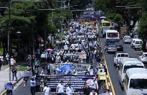 La gente protesta contra la circulación de Bitcoin en San Salvador el 7 de septiembre de 2021. - El Salvador se convierte el martes en el primer país del mundo en aceptar Bitcoin como moneda de curso legal, a pesar del escepticismo nacional generalizado y las advertencias internacionales de riesgos para los consumidores. (Foto de MARVIN RECINOS / AFP)
