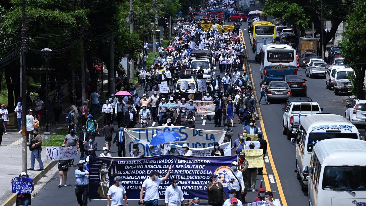 La gente protesta contra la circulación de Bitcoin en San Salvador el 7 de septiembre de 2021. - El Salvador se convierte el martes en el primer país del mundo en aceptar Bitcoin como moneda de curso legal, a pesar del escepticismo nacional generalizado y las advertencias internacionales de riesgos para los consumidores. (Foto de MARVIN RECINOS / AFP)