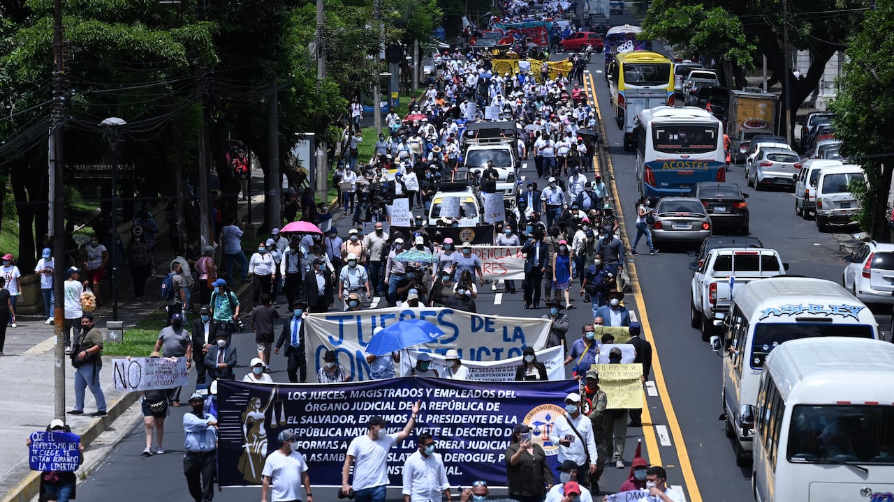 La gente protesta contra la circulación de Bitcoin en San Salvador el 7 de septiembre de 2021. - El Salvador se convierte el martes en el primer país del mundo en aceptar Bitcoin como moneda de curso legal, a pesar del escepticismo nacional generalizado y las advertencias internacionales de riesgos para los consumidores. (Foto de MARVIN RECINOS / AFP)