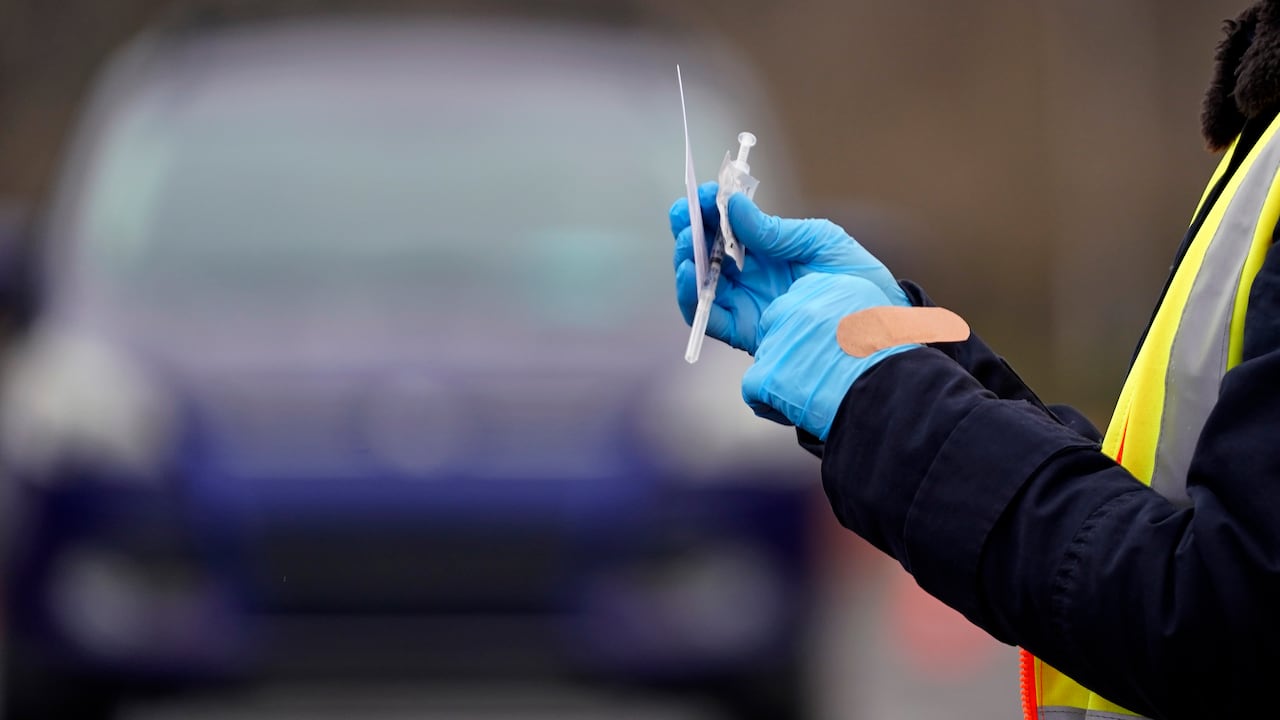 El paciente se encuentra aislado en un hotel de Quito desde el 10 de diciembre, presentó fiebre y malestar general en durante el vuelo.