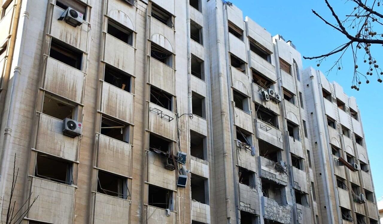 Así quedó un edificio en Siria, luego que Israel lo hubiera bombardeado el pasado 19 de febrero de 2023