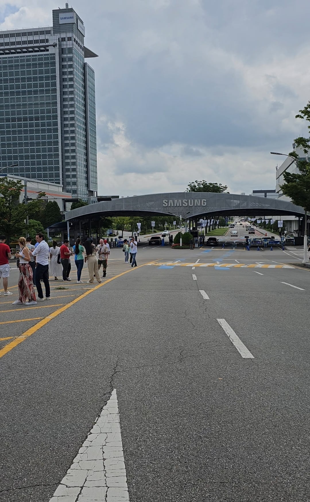 En este lugar los empleados cuentan con oficinas, espacios de distracción, tiendas y hasta piscinas