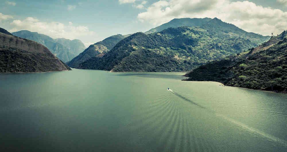 El embalse de Topocoro, entre los municipios de Girón y Betulia, almacena 4.800 millones de metros cúbicos de agua. 