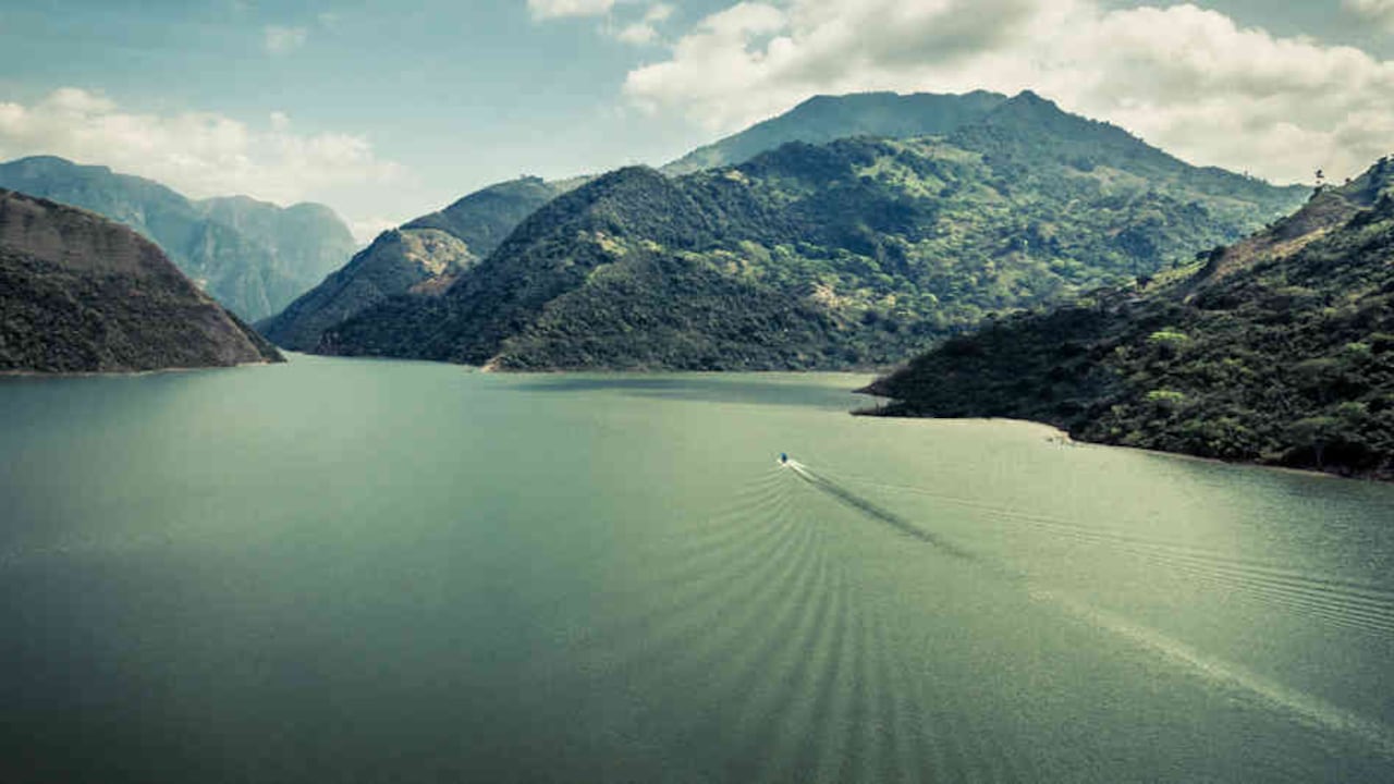 El embalse de Topocoro, entre los municipios de Girón y Betulia, almacena 4.800 millones de metros cúbicos de agua.