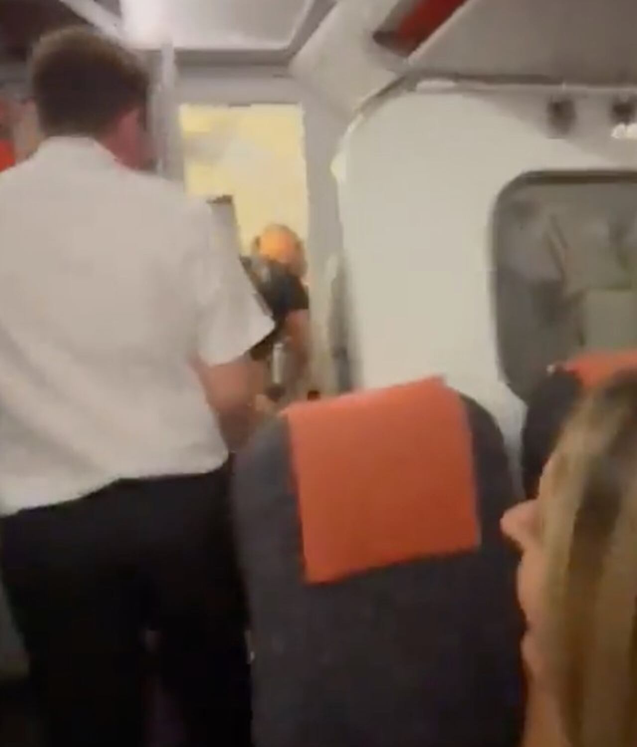 El preciso momento en el que fue pillada la pareja en el avión