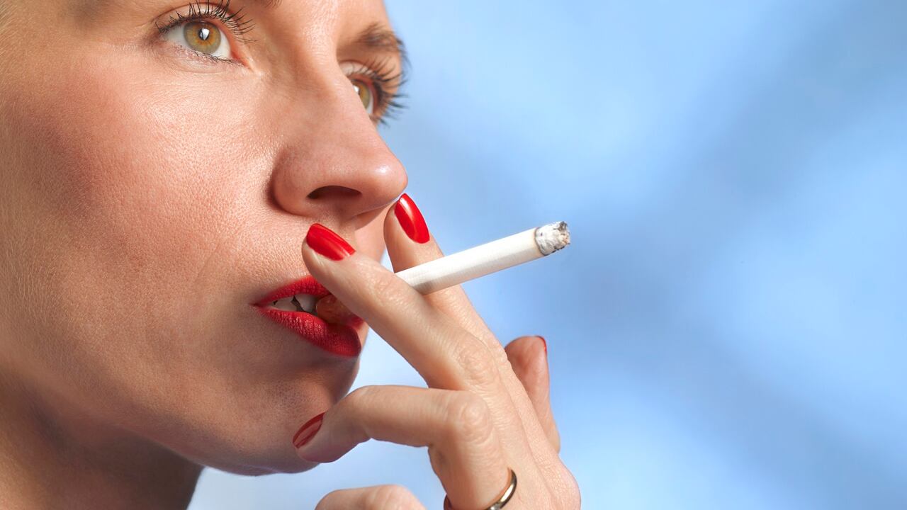 Uno de los malos hábitos que lleva a que la piel se envejezca es el consumo de cigarrillo.