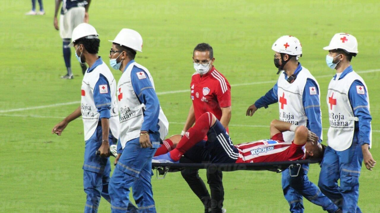 Fernando Uribe se retiró lesionado luego de marcar el 4 a 2 a favor de Junior frente al Medellín.