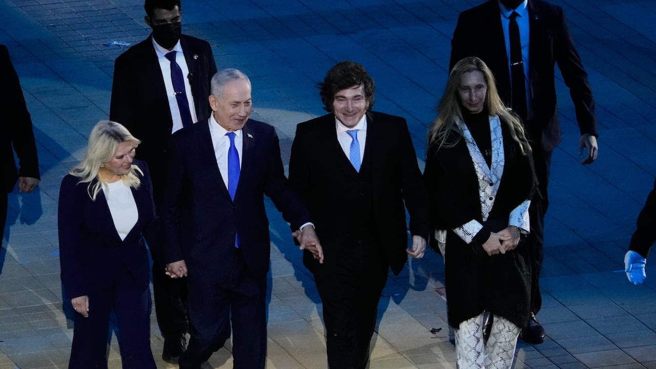 El primer ministro israelí, Benjamín Netanyahu, su esposa Sara, el presidente argentino Javier Milei y la secretaria general de la Presidencia argentina, Karina Milei, participan en un ensayo grabado para la próxima ceremonia del Día de la Independencia de Israel en Jerusalén.