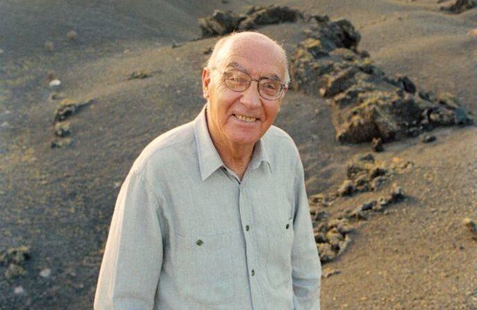 José Saramago (1922, Azinhaga, Portugal - 2010, Lanzarote, España) Este escritor portugués publicó su primera novela cuando tenía 25 años, en 1947. El libro no tuvo éxito, razón por la que decidió dejar la literatura para dedicarse de manera exclusiva al periodismo. Pero cuando sobrepasó los cincuenta años escribió de nuevo una novela que fue mejor recibida y de ahí catorce más que lo convirtieron en uno de los autores más famosos de finales del siglo XX y en el primer escritor en lengua portuguesa en recibir, en 1998, el premio Nobel de Literatura. Como curiosidad, Saramago también encontró su gran amor a los 64 años, cuando conoció a Pilar del Río, quien se convirtió en su esposa y traductora.     Foto: Getty Images / Ulf Andersen