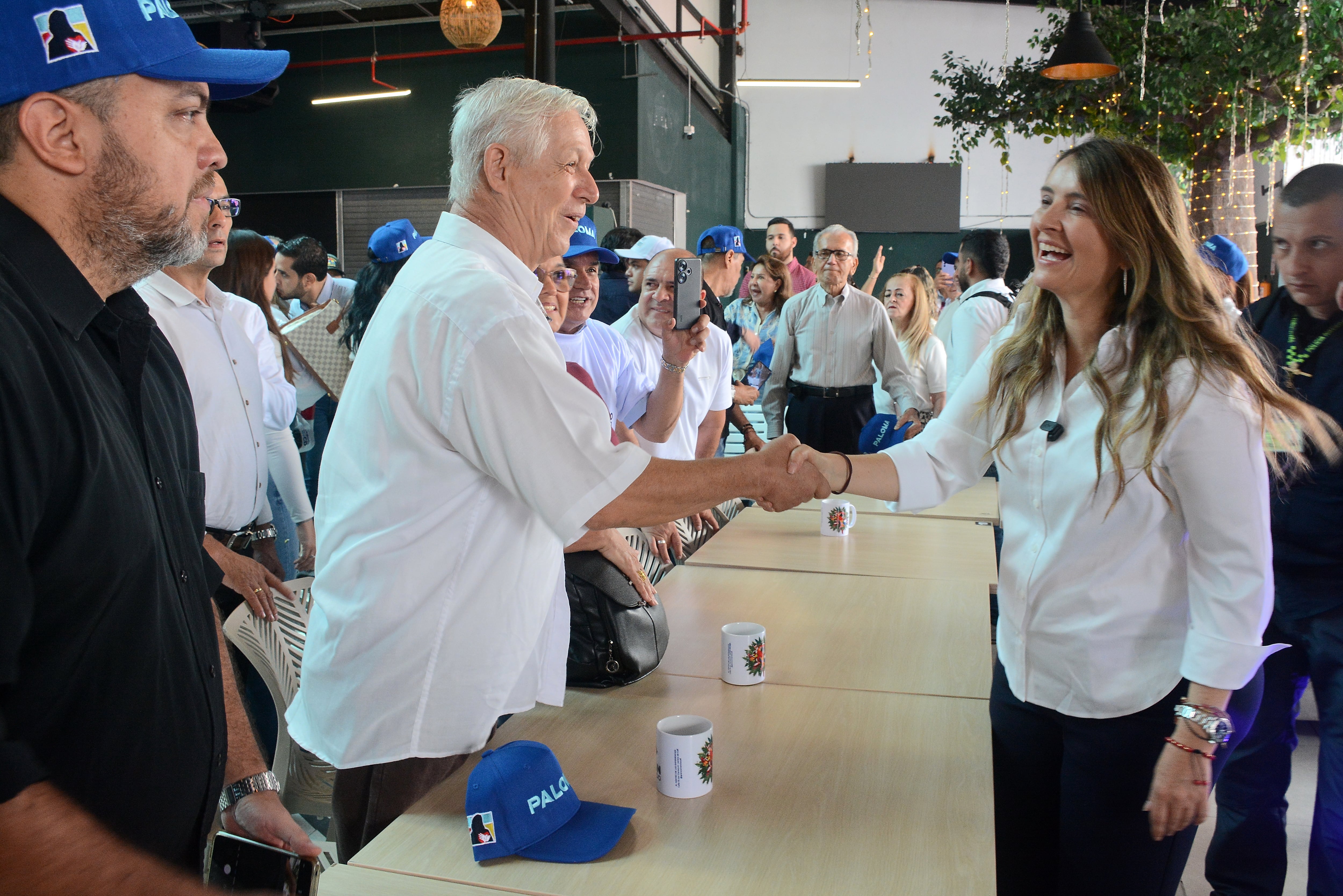 El líder del Centro Democrático, el expresidente Álvaro Uribe Vélez, llegó este martes a un centro comercial del centro de Cali, junto a la candidata presidencial de esa colectividad, Paloma Valencia. Foto: Jorge Orozco.