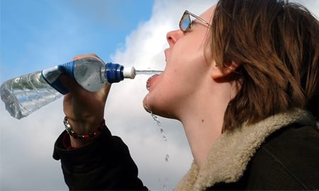 Hacerlo en exceso puede significar una enfermedad llamada hiponatremia.