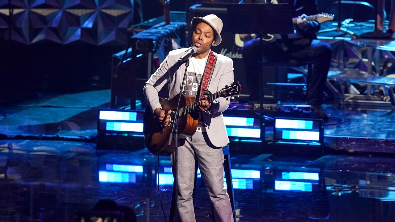 Álex Cuba se lleva el Grammy por su álbum Mendó, luego de tres nominaciones anteriores por la misma categoría. (Photo by Alexander Tamargo/Getty Images for The Latin Recording Academy )